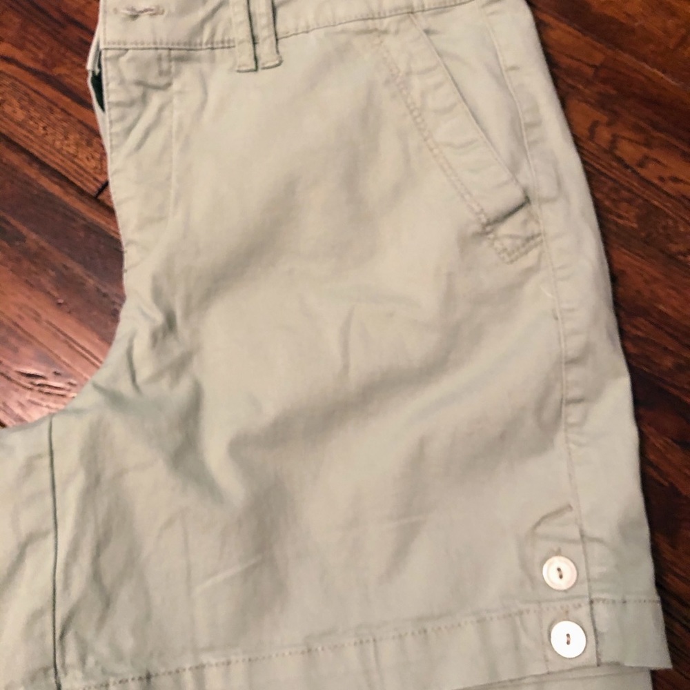 Gloria Vanderbilt Shorts, light green khaki, sz 4